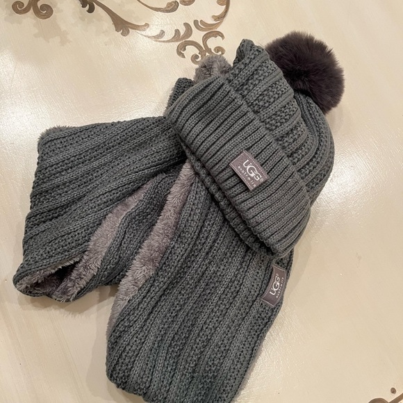 UGG Winter Grey sweater weather pom pom hat & infinity scarf set - Picture 7 of 8
